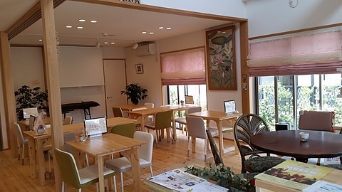 テーブル１台からお使いできます。
ベッドも３台ご用意していますのでご持参されなくても大丈夫！（整体用はありませんのでお持ちください。）